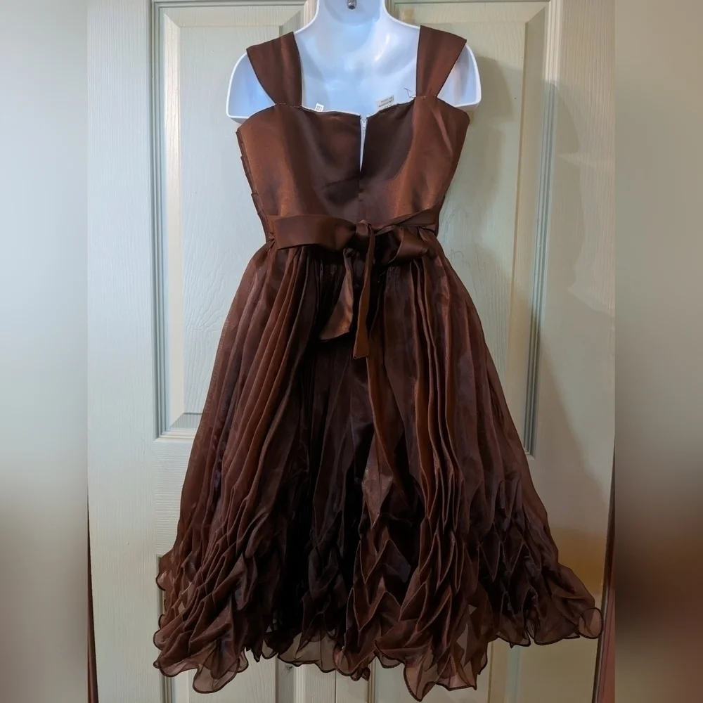 New with Tags Classic Fashion Party Dress, Size 5, B34